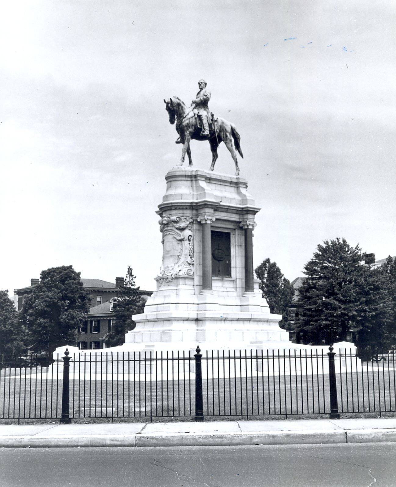 Lee monument